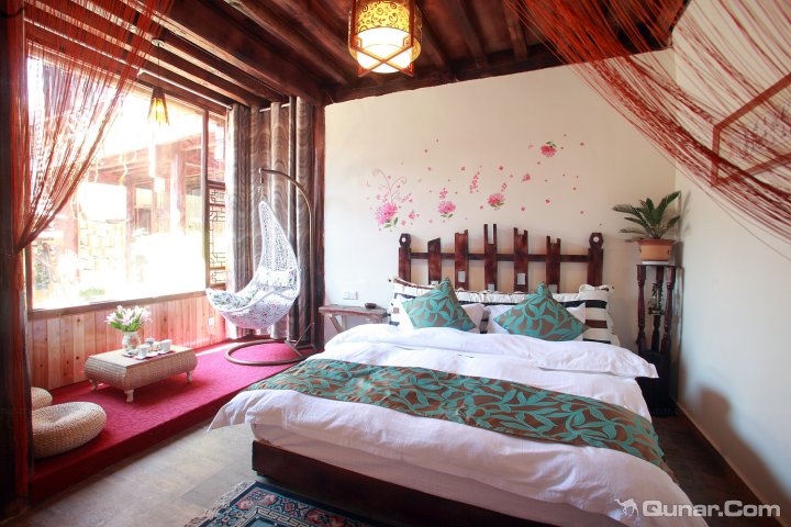 2015到达束河花楼之恋客栈,一进门就被烤乳猪