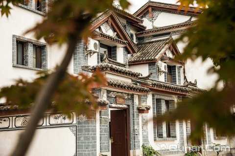 丽江逸都花园别墅附近的五四广场别墅图片