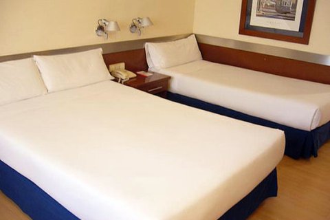 特雷斯托雷斯阿迪拉姆酒店(Husa Tres Torres)