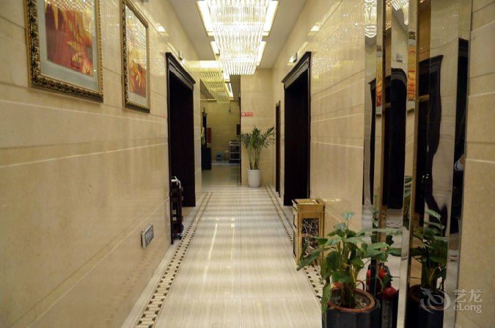 鸿鼎酒店(汇盛大厦东南)