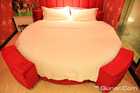 武汉半岛花园酒店_cninr 武汉半岛花园酒店秉承着经济、时尚、舒适、高雅对的经营理念,酒店半岛式的优雅,花园样的美丽,如家般的温馨感觉,是您闲步天目湖美丽风光之余理想的憩心之所,位于阳逻客运站斜对面,东临新港,西邻阳逻港,地理位置极佳,是差旅人士的理想选择。酒店设计新颖,USB接口充电,不断电插座,打磨棱边家具,坐卧两用沙发,镀膜中空双层玻璃隔音效果强,都是为您精心准备的贴心设计,让您放松身心释放疲倦。乐活鲜鱼岛餐厅位于武汉半岛花园酒店一楼大厅旁,餐厅装修赋有欧式风格,菜品选择多样,主打菜原材料已活鱼为主。酒店致力于给每一位客户提