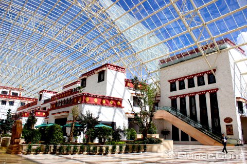 广场,三三两两的人们在河边散步,嬉戏_拉萨河