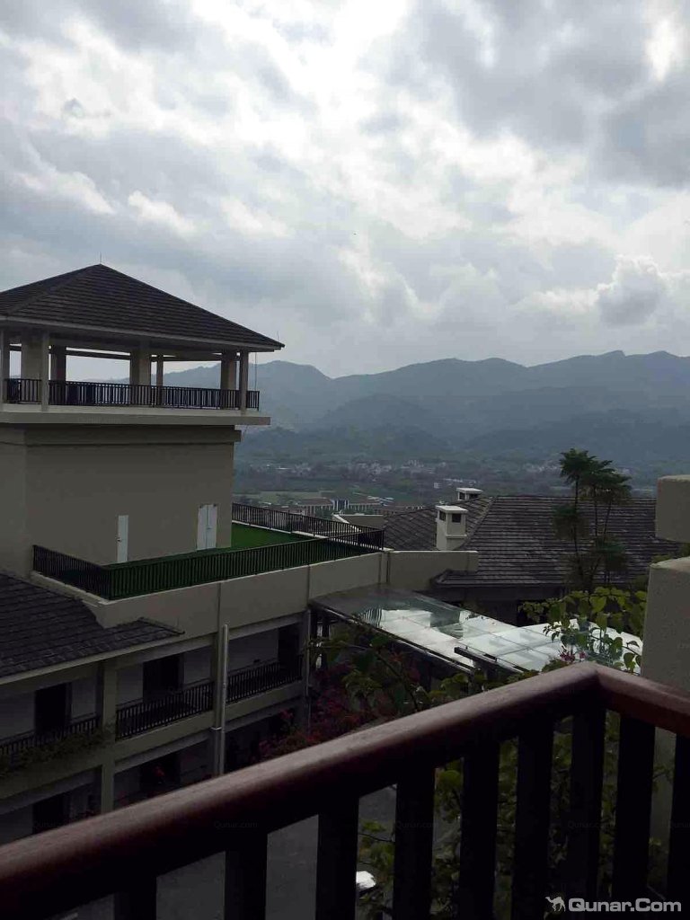 金叶子度假酒店是以高山温泉养生及水疗为主题,并集餐饮、住宿、会议、康体、娱乐等多功能于一体的休闲度假酒店。酒店巍然屹立于山体的半山腰处,融汇了中式和独特的巴厘岛式建筑风格。低密度的建筑规划,为客人提供大量户外活动及休闲空间;开放式落地窗户,让您远眺群峰连绵,近观万亩田园;楼宇之间绿树花草簇拥,溪水长流,美的令人窒息酒店温泉池区拥有36个大小不同的温泉泡池,且位于高山之上,因而得名高山温泉,它是广东省内目前海拔最高的温泉。水源来自深藏的地热温泉,底下水温高达75摄氏度,色泽透明,属极软的弱碱性温泉,富含偏