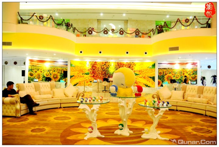 花之恋酒店,是知名景区百万葵园斥资十亿人民币,打造而成的世界级鲜花主题酒店。酒店由11座风格迥异,融汇东方、欧陆等元素的建筑群构成。酒店四周被鲜花层层环抱。四季更迭,花开不眠,置身酒店,如沐花海。无论您是从耀眼夺目的向日葵林看过去,或是在紫香遍地的薰衣草丛中张望,又或是在如梦似幻的四季彩虹远眺,酒店建筑群总能成为您眼中难以移开的焦点,呈现一种360度的美丽。