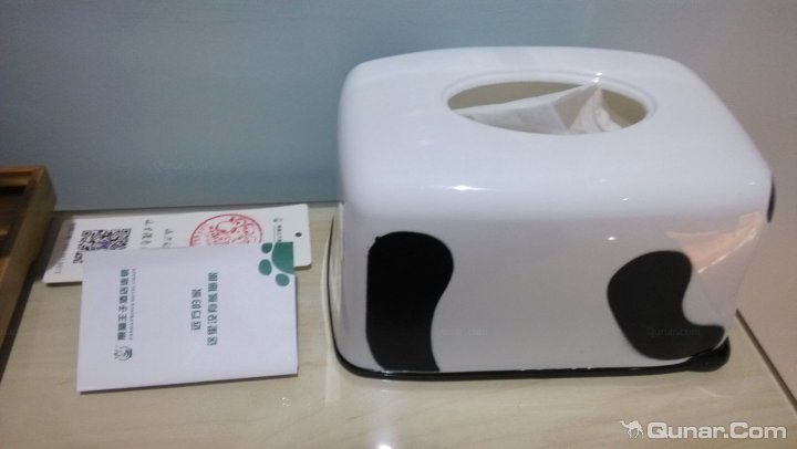 成都熊猫王子酒店连锁------建设路店简介一、分店简介熊猫王子建设路分店隶属于熊猫王子酒店直属管理分店,是继熊猫王子遂宁店、熊猫王子成都火车南站店之后的又一力作,酒店定位于熊猫王子系列品牌之熊猫王子青年客栈,酒店以丰富的熊猫文化、属地文化来提升酒店的文化内涵,酒店秉承熊猫王子酒店连锁的您远方的家,这里没有熊猫眼的服务宗旨,为宾客提供品味、享受、超值的酒店服务。经过全新装修的熊猫王子青年客栈建设路分店,拥有客房46间,记忆茶吧一个,酒店服务设施涵盖高品质的睡眠系统、免费高速宽带wifi、冷暖空调、24H