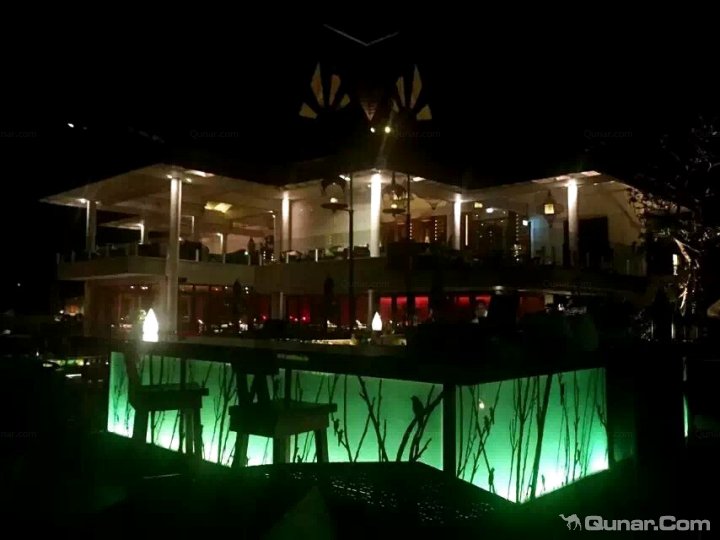 酒店位于苏梅岛的海滩上,占地16亩的椰子种植园内。靠近Lipanoi(里帕诺伊)码头、Lipa Noi和苏梅蛇场。从悬崖逐渐下降到苏梅岛西部的白色沙滩。距离拉迈海滩有3.1公里,距离Bophut海滩有10.3公里,距离Chaweng海滩则有24公里,距离苏梅岛国际机场有45分钟的的车程。客房均是美丽的泰式建筑,设有宽敞的室外阳台或露台、平面电视、DVD播放机和沙发床。部分别墅提供私人游泳池。连接浴室配有独立的浴缸和淋浴设施。