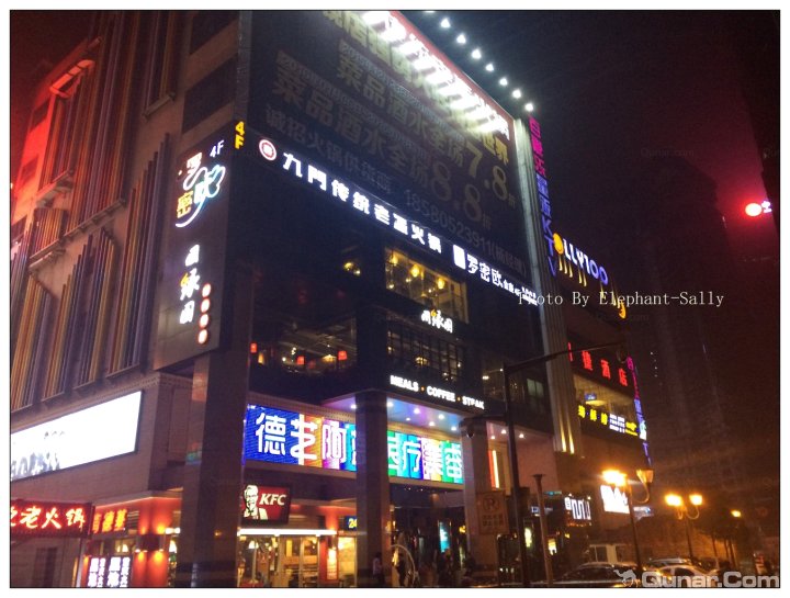 小羊肖恩青年旅舍是以动画片小羊肖恩为主题的青年旅舍,室内装修为小清新风格,设施完善温馨,位于解放碑中心位置的较场口,离解放碑约300多米,地铁1号,2号线到较场口9号出口步行约1-2分钟到旅舍,轻轨直达磁器口,公交直达洋人街,周边有得意世界娱乐城、坚果LIVEHOUSE、十八梯、八一路好吃街、湖广会馆、洪崖洞、罗汉寺、长江索道、朝天门码头、三峡博物馆、人民大礼堂等景点。