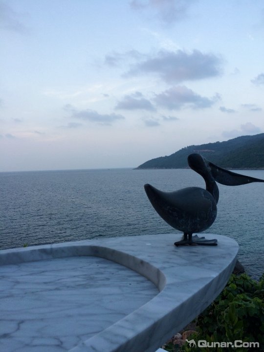岘港酒店式度假村坐落于知名山茶半岛(Son Tra Peninsula)的群山之间,只需很短的车程即可抵达三处被联合国教科文组织列入世界遗产名录的景点,还设有配备私人泳池的观海别墅。客人们可以在酒店的Citron餐厅品尝其在水上私人餐台上供应的岘港精致美食。可以在设计精美而且俯瞰白色沙滩的套房中休息,也可以在我们提供全方位服务的水疗馆放松身心,或者在我们的海滨酒店啜饮招牌鸡尾酒。